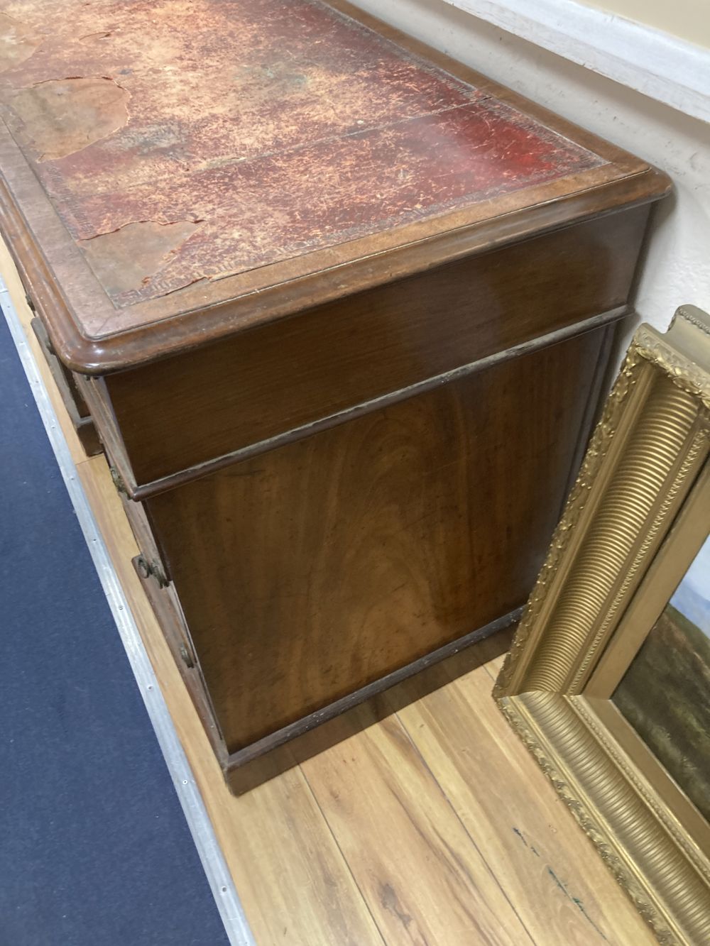 A Victorian mahogany kneehole writing desk, width 116cm depth 57cm height 77cm